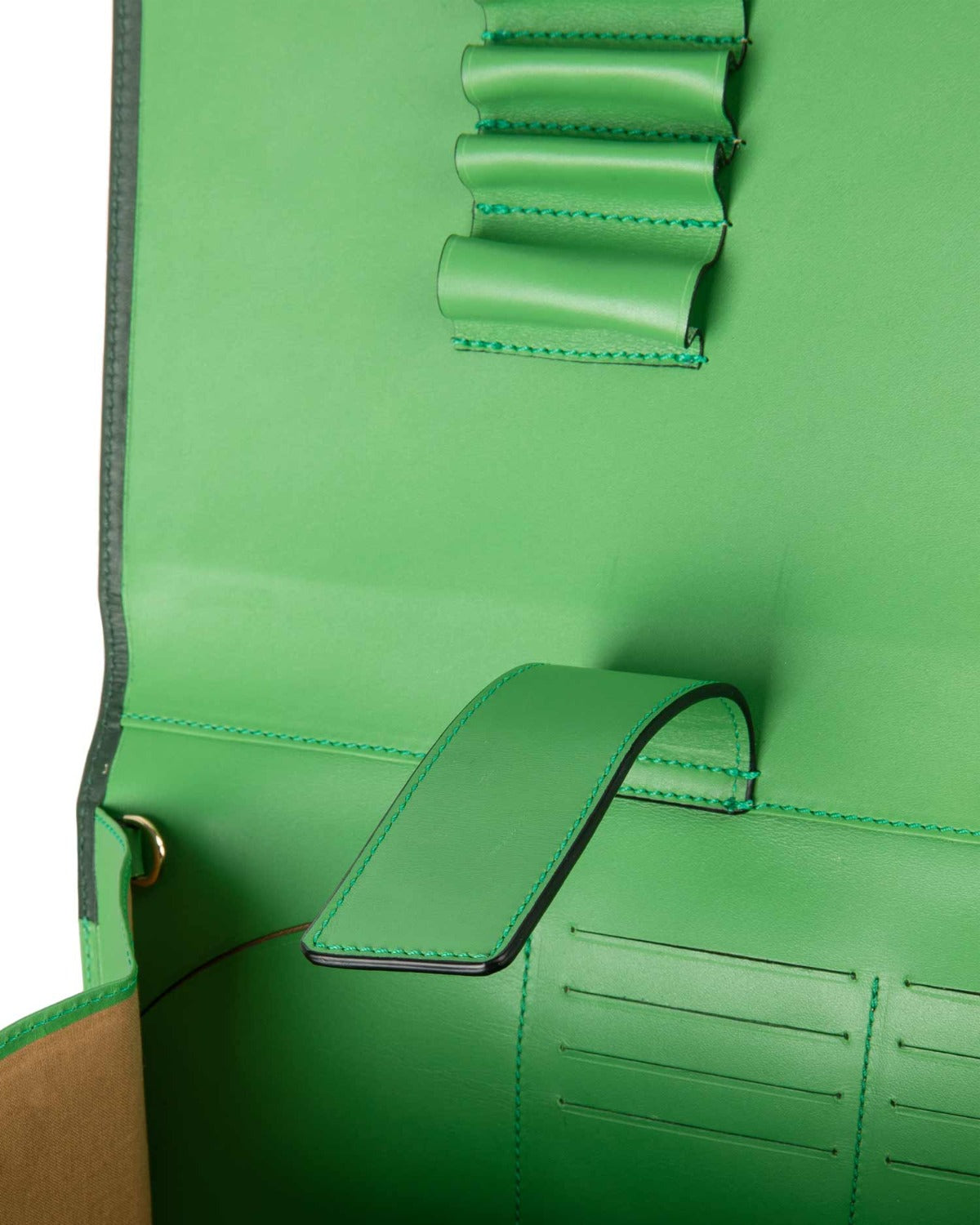 Inuti grön väska med flera fack